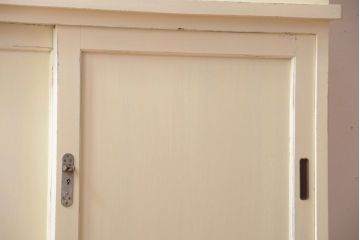 アンティーク家具　アンティークペイント　クリームカラーが上品なダイヤガラス戸棚