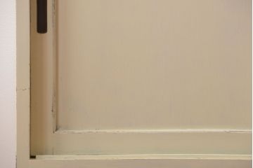 アンティーク家具　アンティークペイント　クリームカラーが上品なダイヤガラス戸棚