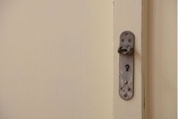 アンティーク家具　アンティークペイント　クリームカラーが上品なダイヤガラス戸棚