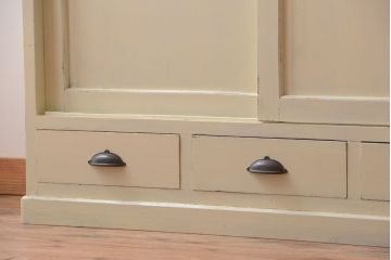 アンティーク家具　アンティークペイント　クリームカラーが上品なダイヤガラス戸棚