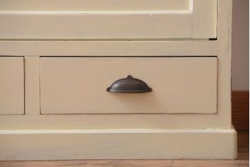 アンティーク家具　アンティークペイント　クリームカラーが上品なダイヤガラス戸棚