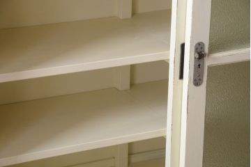 アンティーク家具　アンティークペイント　クリームカラーが上品なダイヤガラス戸棚