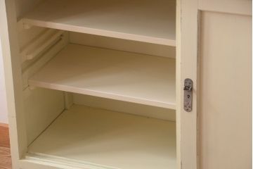 アンティーク家具　アンティークペイント　クリームカラーが上品なダイヤガラス戸棚