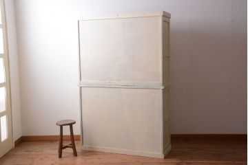 アンティーク家具　アンティークペイント　クリームカラーが上品なダイヤガラス戸棚