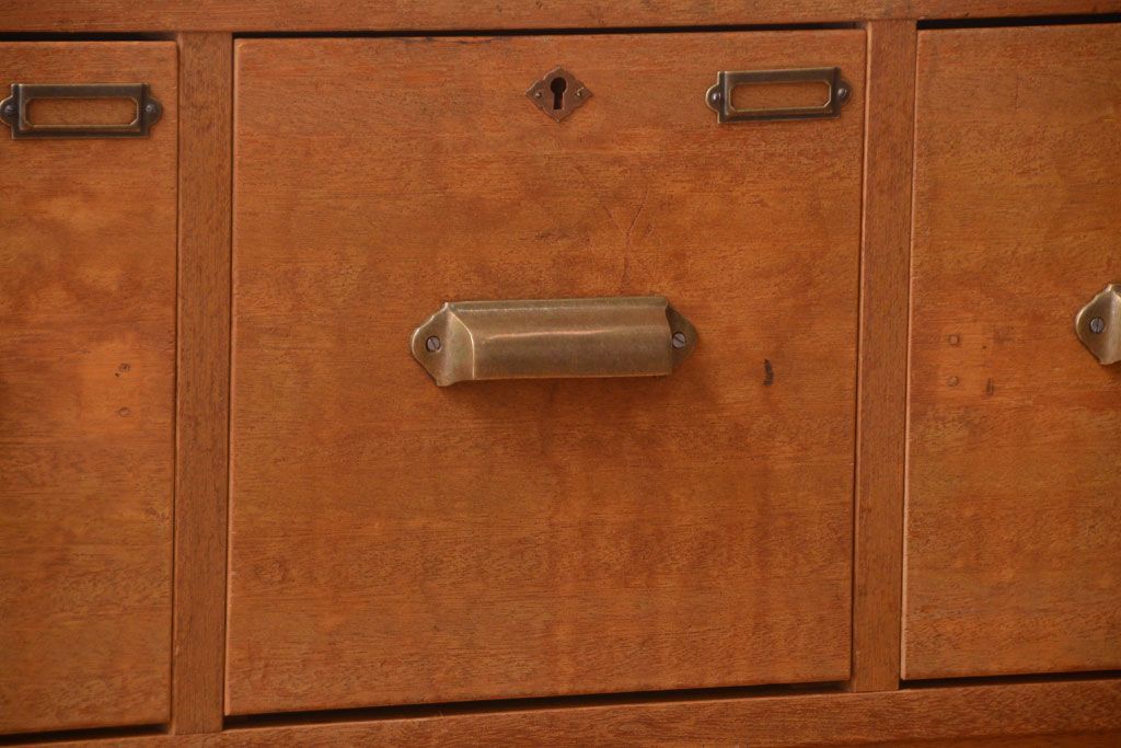 アンティーク家具　和製アンティーク　ネームプレート付き!珍しい7杯引き出しのローボード(テレビボード)