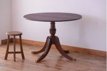 アンティーク家具　天板無垢材の上品なラウンドテーブル(カフェテーブル)