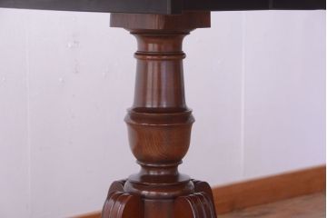 アンティーク家具　天板無垢材の上品なラウンドテーブル(カフェテーブル)