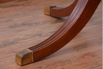アンティーク家具　天板無垢材の上品なラウンドテーブル(カフェテーブル)
