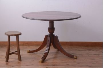 アンティーク家具　天板無垢材の上品なラウンドテーブル(カフェテーブル)