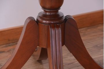 アンティーク家具　天板無垢材の上品なラウンドテーブル(カフェテーブル)