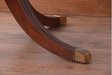 アンティーク家具　天板無垢材の上品なラウンドテーブル(カフェテーブル)