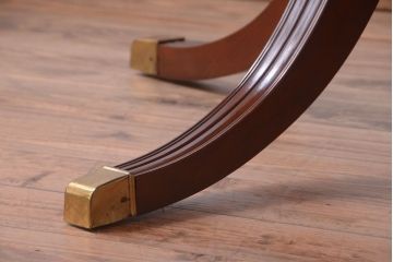 アンティーク家具　天板無垢材の上品なラウンドテーブル(カフェテーブル)