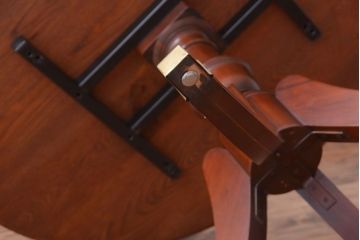 アンティーク家具　天板無垢材の上品なラウンドテーブル(カフェテーブル)