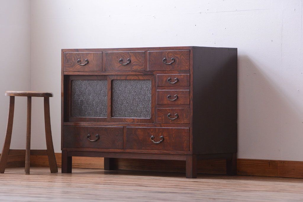 アンティーク家具　アンティーク 前面欅材!ダイヤガラス入り脚付き戸棚