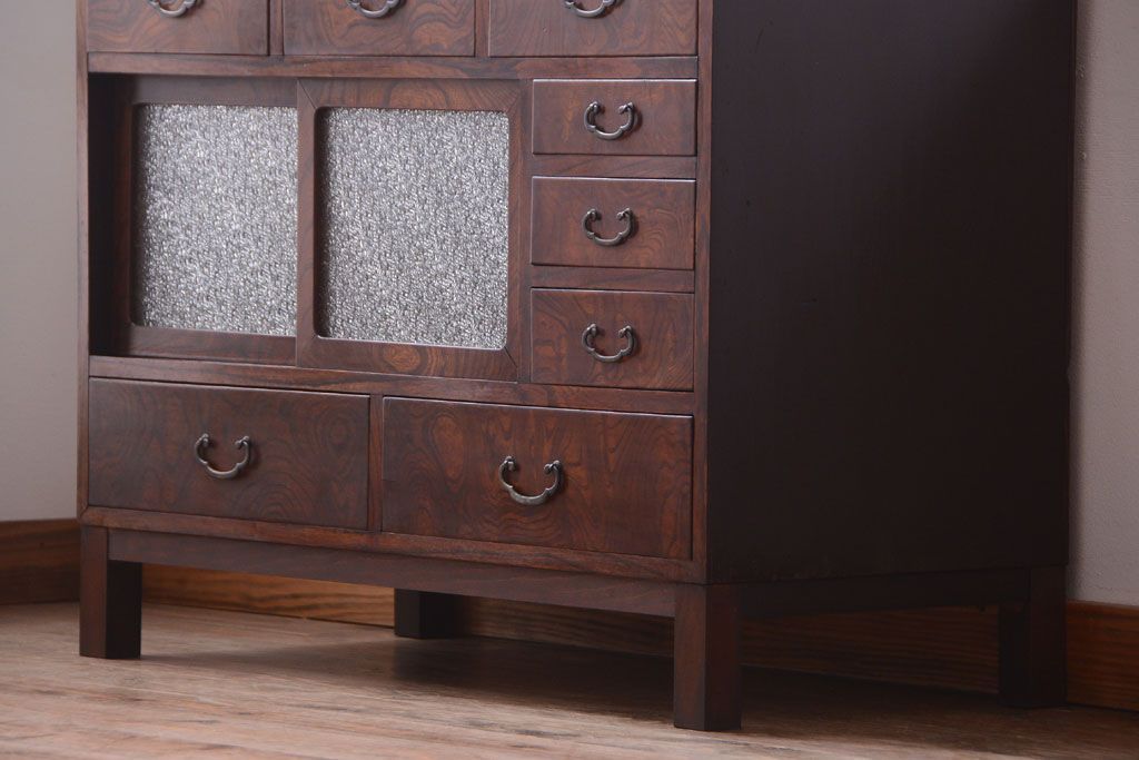 アンティーク家具　アンティーク 前面欅材!ダイヤガラス入り脚付き戸棚