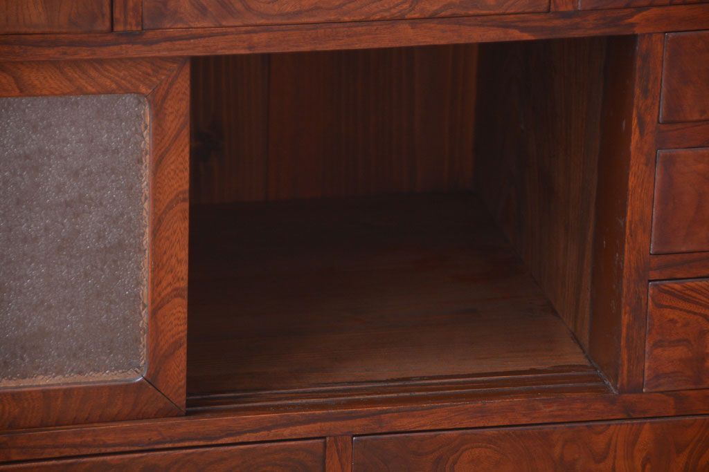 アンティーク家具　アンティーク 前面欅材!ダイヤガラス入り脚付き戸棚