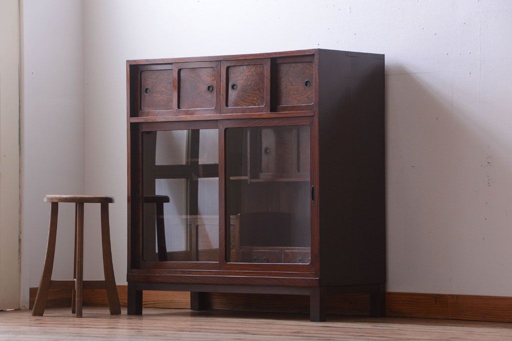 アンティーク家具　アンティーク 前面欅材!小ぶりなガラス引き戸の脚付き戸棚