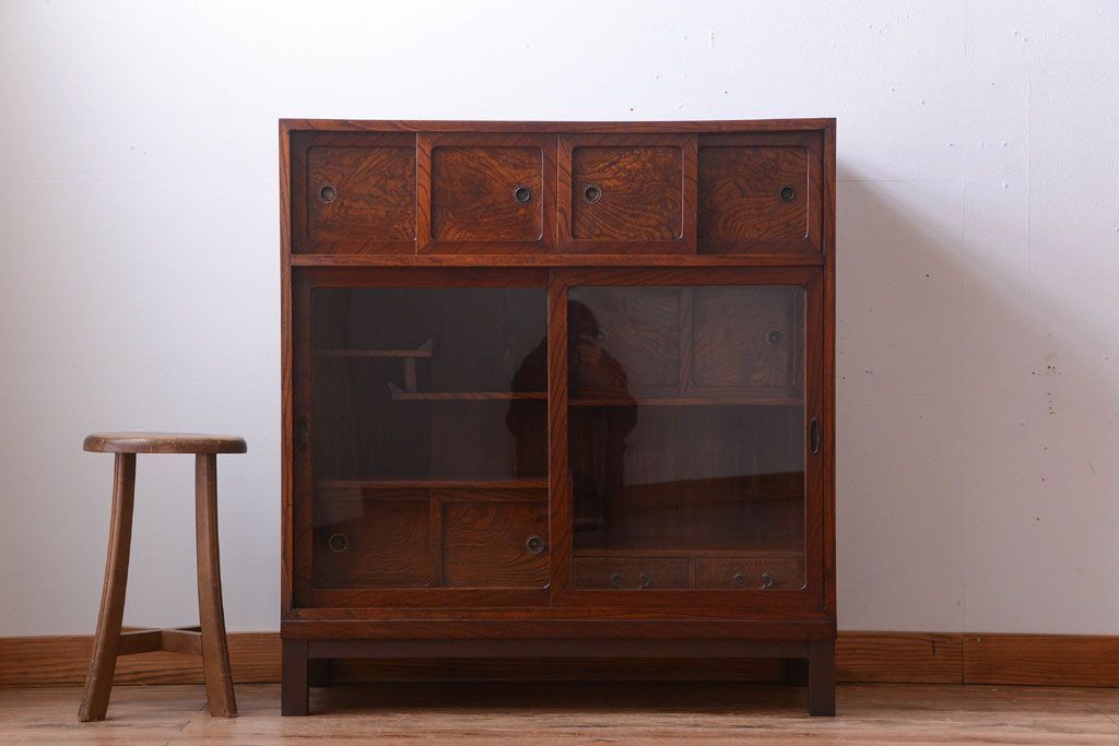 アンティーク家具　アンティーク 前面欅材!小ぶりなガラス引き戸の脚付き戸棚