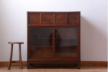 アンティーク家具　アンティーク 前面欅材!小ぶりなガラス引き戸の脚付き戸棚