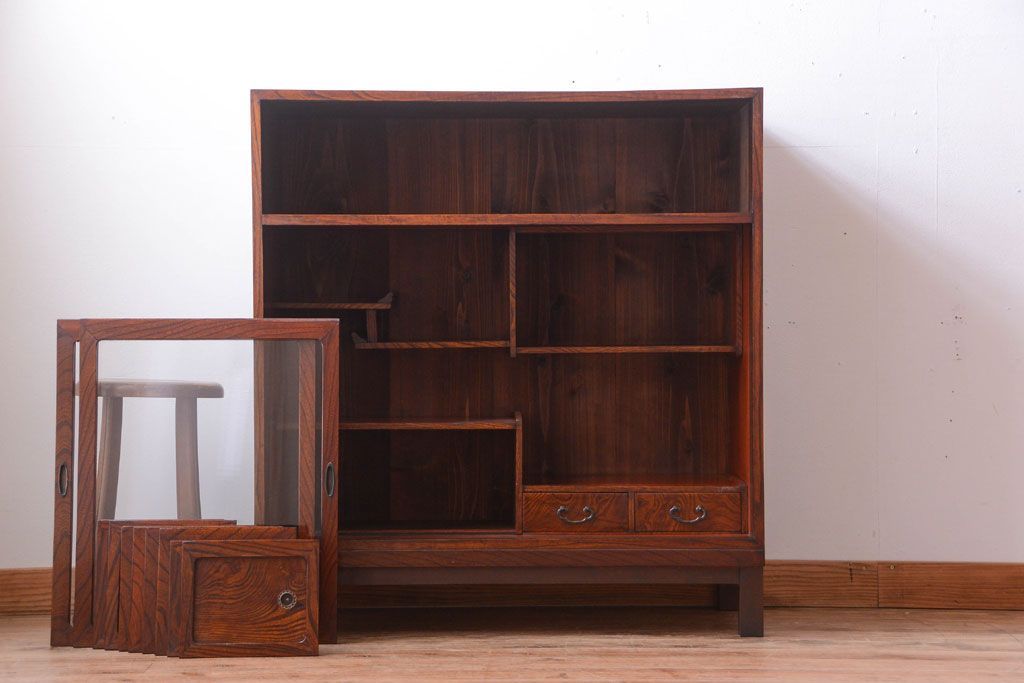 アンティーク家具　アンティーク 前面欅材!小ぶりなガラス引き戸の脚付き戸棚