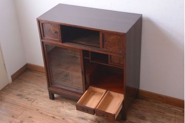 アンティーク家具　アンティーク 前面欅材!小ぶりなガラス引き戸の脚付き戸棚