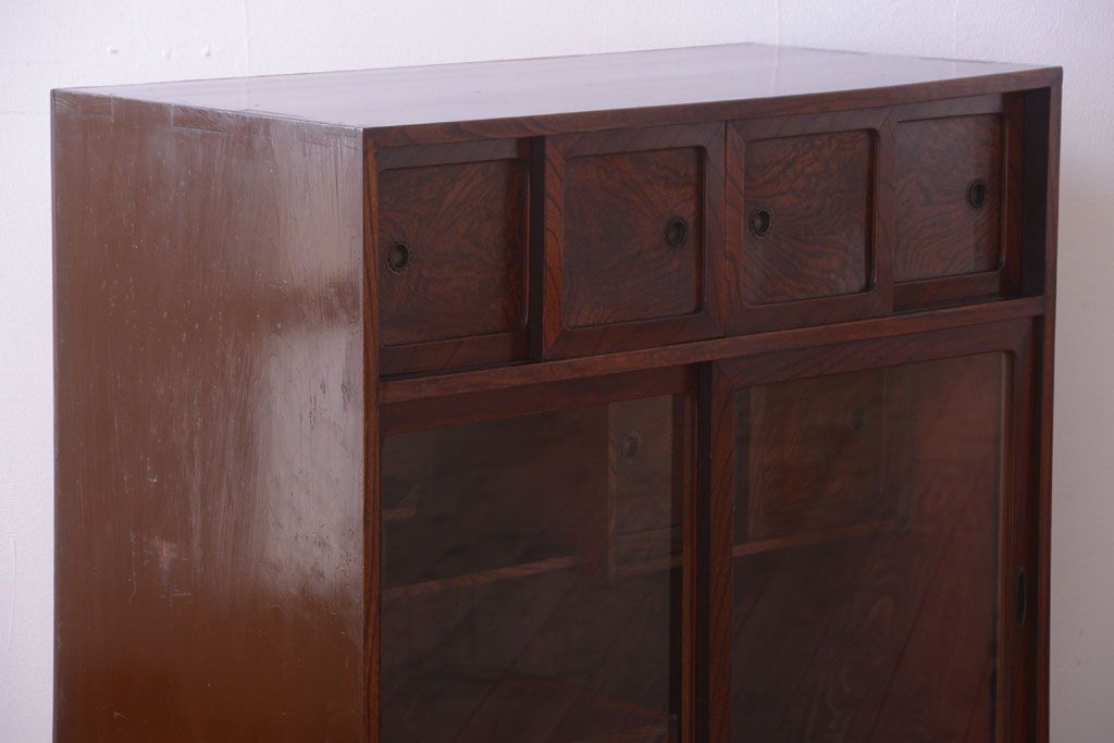 アンティーク家具　アンティーク 前面欅材!小ぶりなガラス引き戸の脚付き戸棚