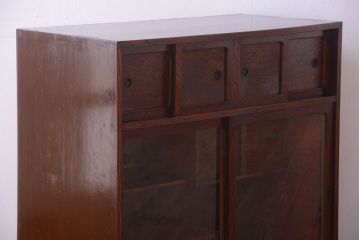 アンティーク家具　アンティーク 前面欅材!小ぶりなガラス引き戸の脚付き戸棚