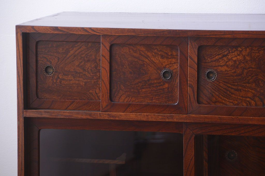 アンティーク家具　アンティーク 前面欅材!小ぶりなガラス引き戸の脚付き戸棚