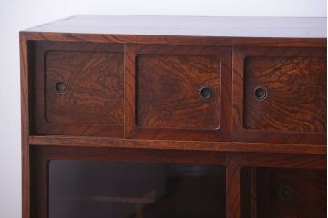 アンティーク家具　アンティーク 前面欅材!小ぶりなガラス引き戸の脚付き戸棚