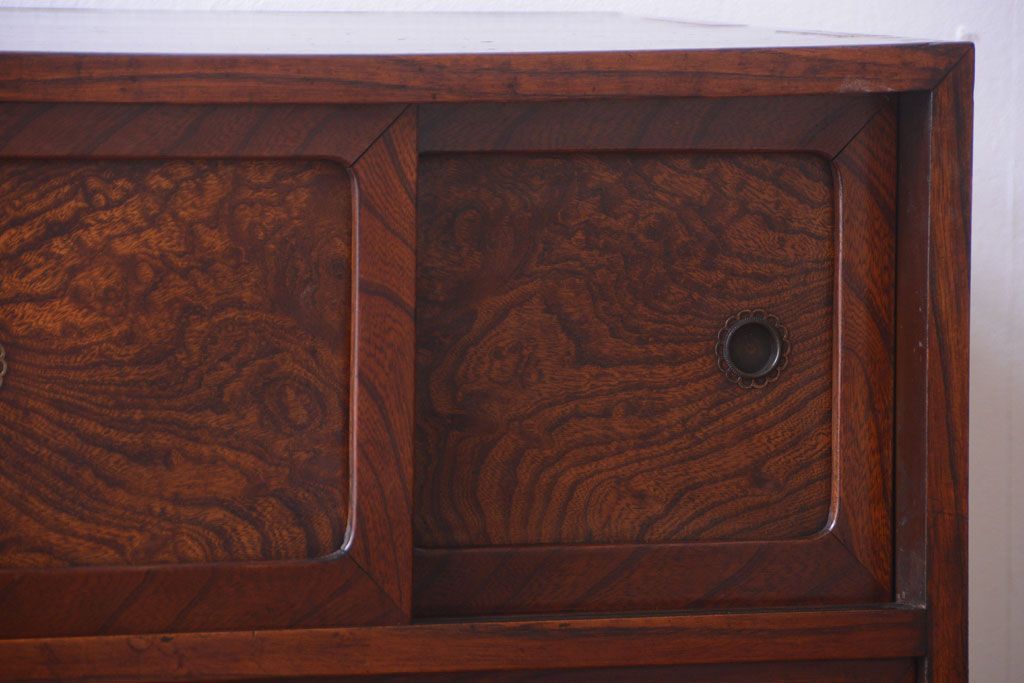 アンティーク家具　アンティーク 前面欅材!小ぶりなガラス引き戸の脚付き戸棚