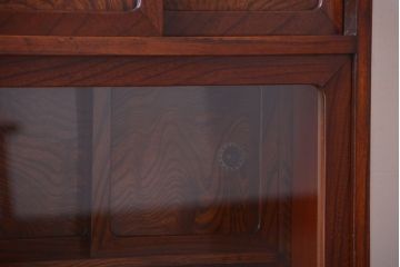 アンティーク家具　アンティーク 前面欅材!小ぶりなガラス引き戸の脚付き戸棚