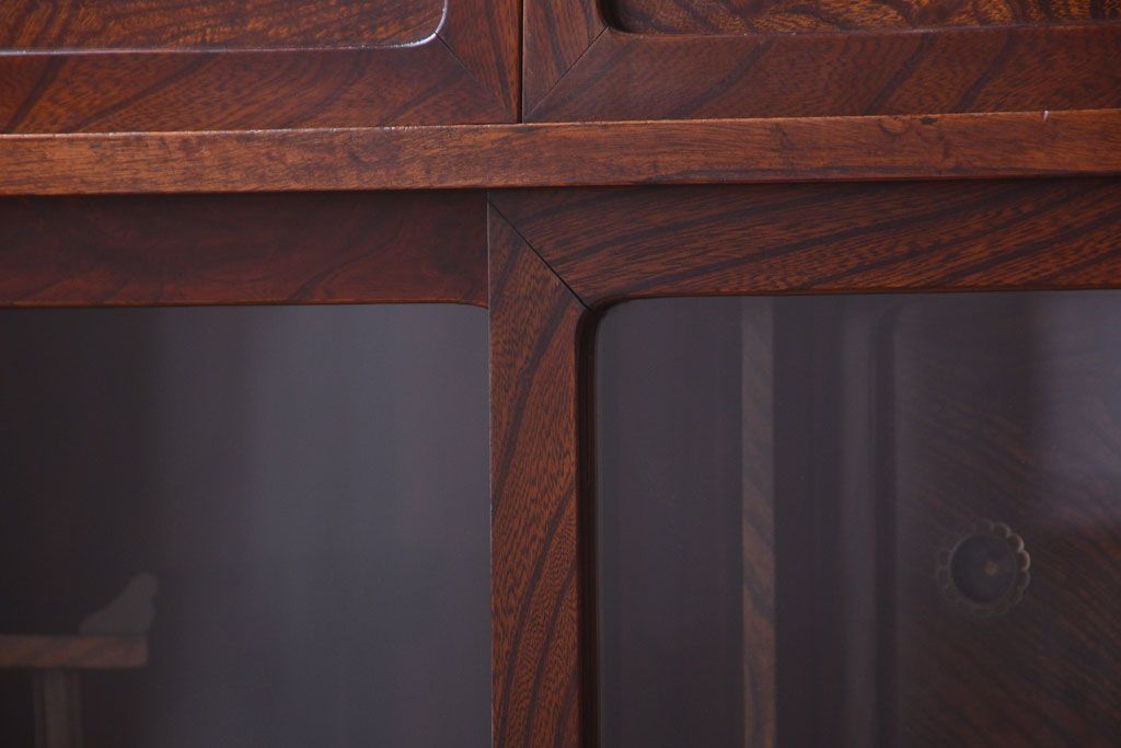 アンティーク家具　アンティーク 前面欅材!小ぶりなガラス引き戸の脚付き戸棚