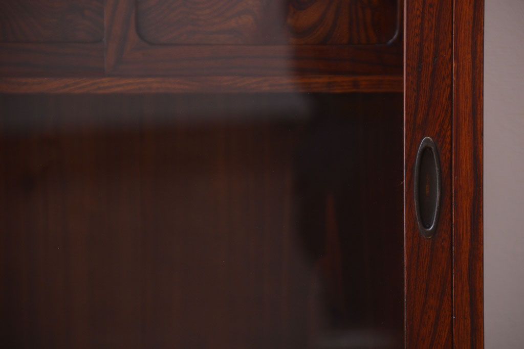 アンティーク家具　アンティーク 前面欅材!小ぶりなガラス引き戸の脚付き戸棚