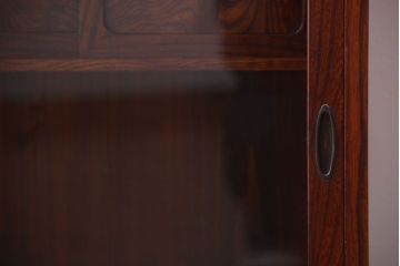 アンティーク家具　アンティーク 前面欅材!小ぶりなガラス引き戸の脚付き戸棚