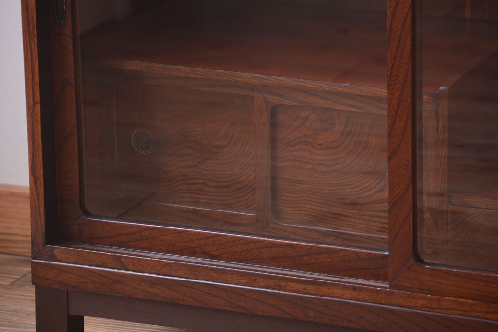 アンティーク家具　アンティーク 前面欅材!小ぶりなガラス引き戸の脚付き戸棚