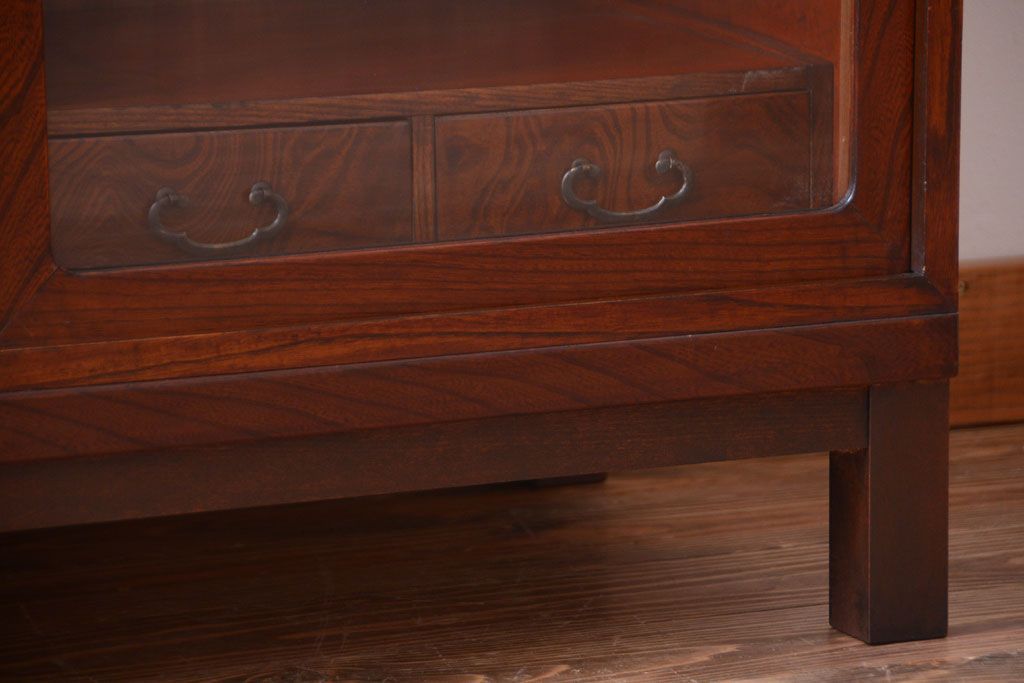 アンティーク家具　アンティーク 前面欅材!小ぶりなガラス引き戸の脚付き戸棚