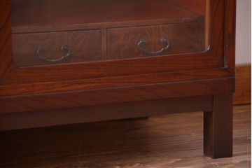 アンティーク家具　アンティーク 前面欅材!小ぶりなガラス引き戸の脚付き戸棚