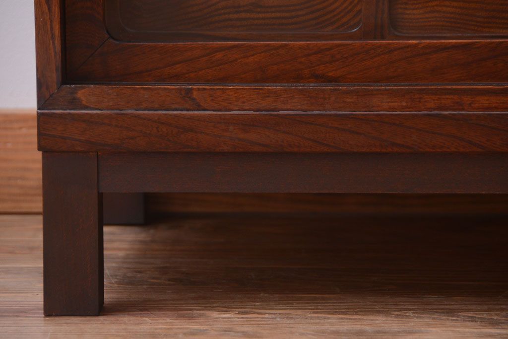 アンティーク家具　アンティーク 前面欅材!小ぶりなガラス引き戸の脚付き戸棚