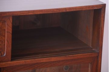 アンティーク家具　アンティーク 前面欅材!小ぶりなガラス引き戸の脚付き戸棚