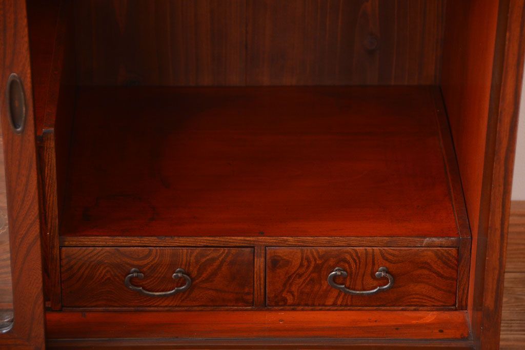 アンティーク家具　アンティーク 前面欅材!小ぶりなガラス引き戸の脚付き戸棚