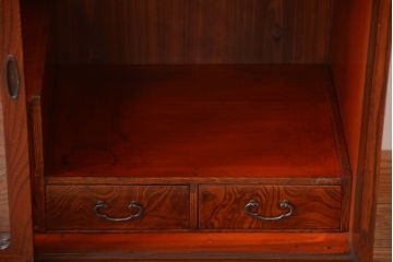 アンティーク家具　アンティーク 前面欅材!小ぶりなガラス引き戸の脚付き戸棚