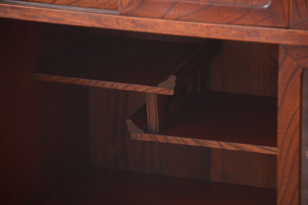 アンティーク家具　アンティーク 前面欅材!小ぶりなガラス引き戸の脚付き戸棚