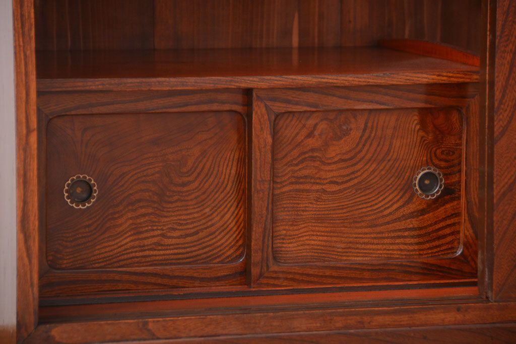 アンティーク家具　アンティーク 前面欅材!小ぶりなガラス引き戸の脚付き戸棚