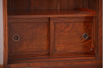 アンティーク家具　アンティーク 前面欅材!小ぶりなガラス引き戸の脚付き戸棚