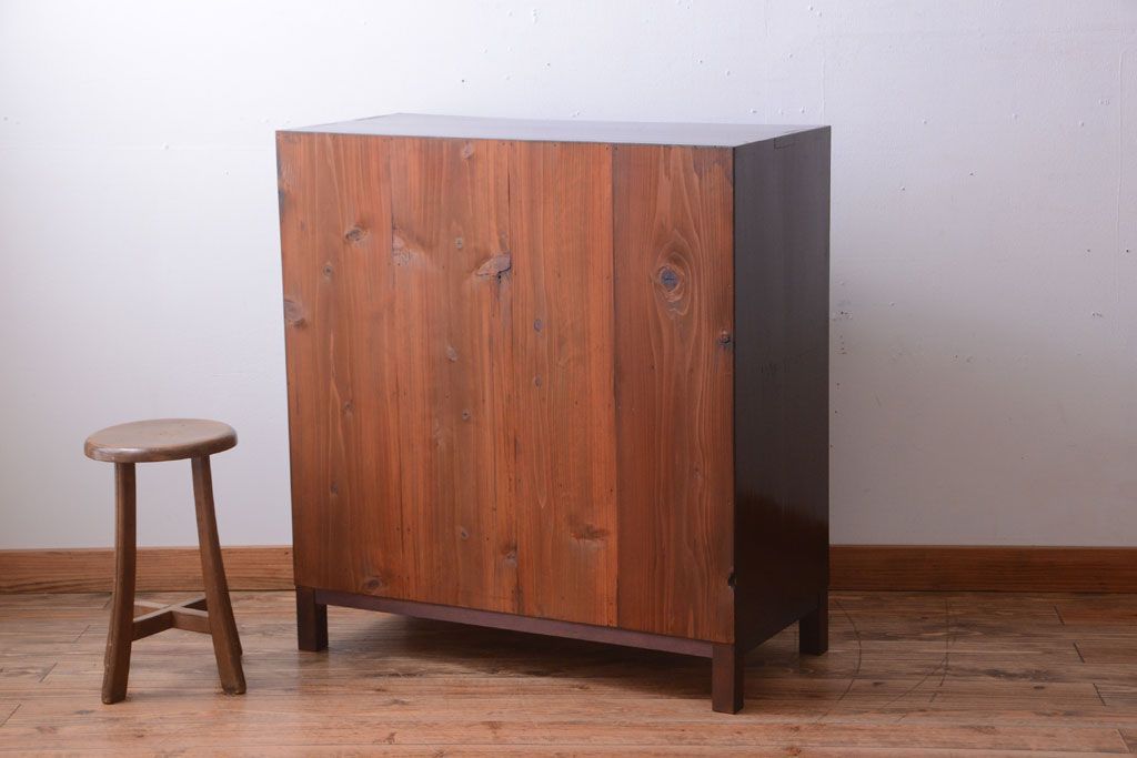 アンティーク家具　アンティーク 前面欅材!小ぶりなガラス引き戸の脚付き戸棚