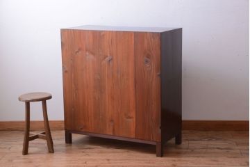 アンティーク家具　アンティーク 前面欅材!小ぶりなガラス引き戸の脚付き戸棚