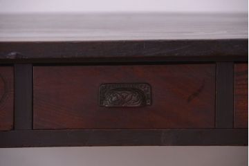 アンティーク家具　アンティーク 透かし彫りが可愛い3杯引き出しの文机