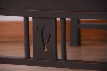 アンティーク家具　アンティーク 透かし彫りが可愛い3杯引き出しの文机