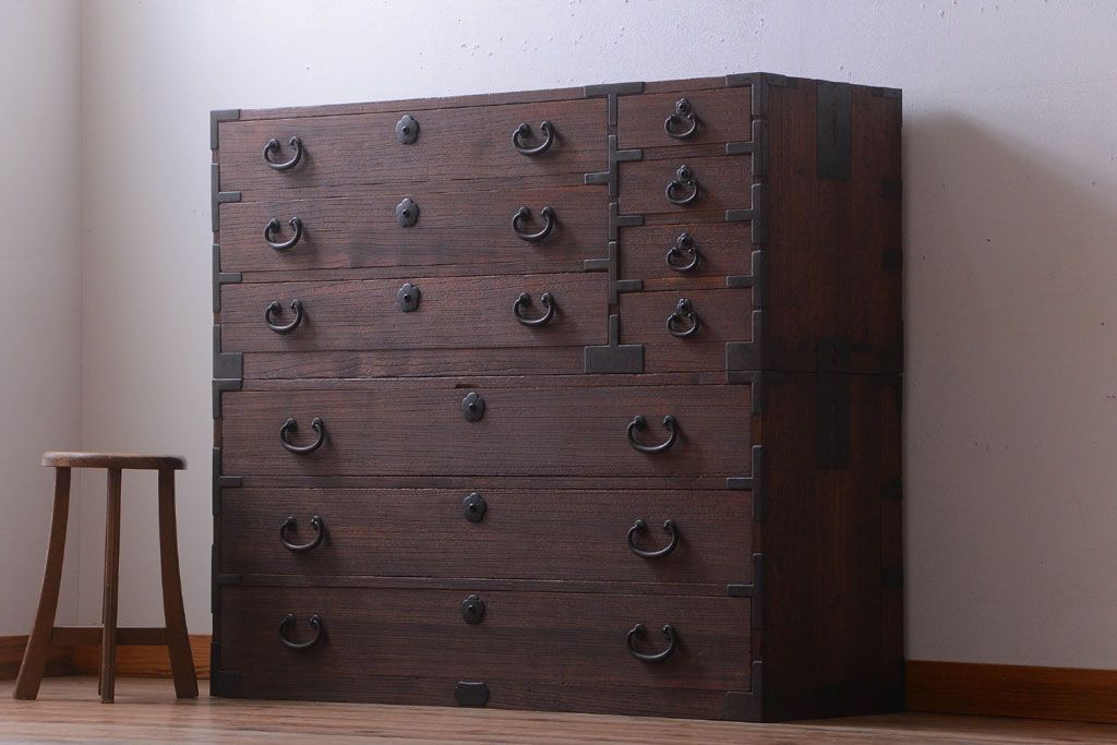 アンティーク家具　アンティーク 桜金具が上品な衣装箪笥