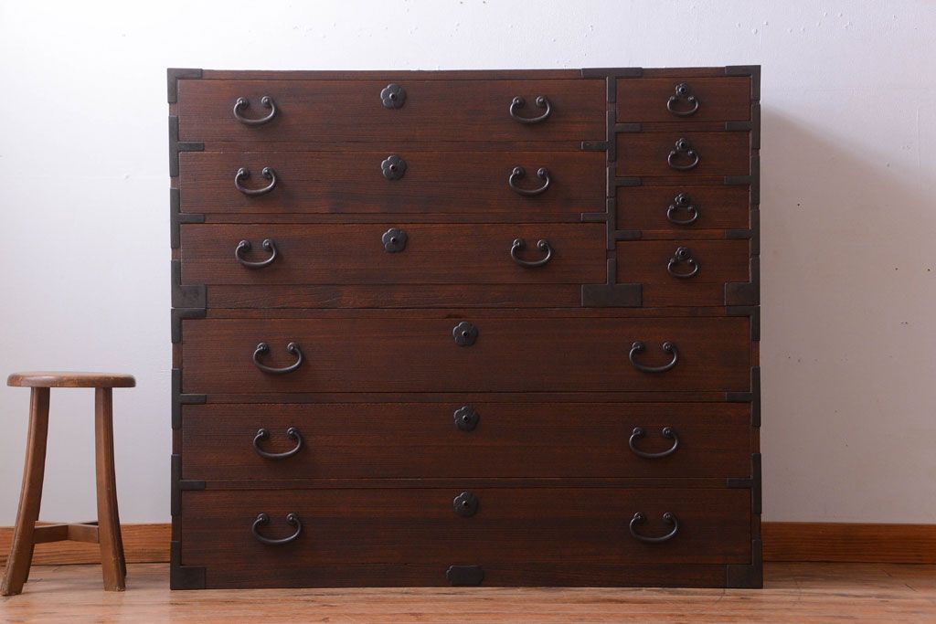 アンティーク家具　アンティーク 桜金具が上品な衣装箪笥